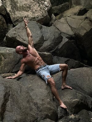 Arni Strong GqiQ92hXoAEDGZc.jpg