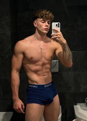 Benjamin Hilton tumblr_182b654f29b3de80193e9d6c640d39a6_1506e8ed_1280.jpg.5a0efc2a9a16159058b3...jpg