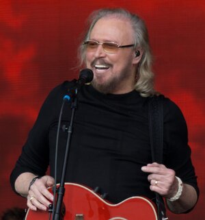 Barry_Gibb-Glasto17-198_(35455982371)_(cropped).jpg