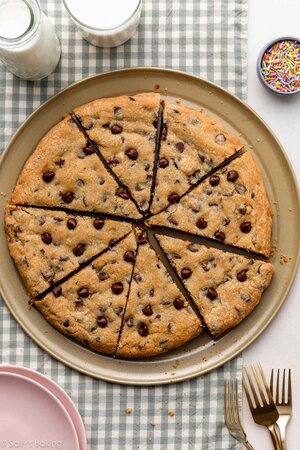 chocolate-chip-cookie-pizza.jpg