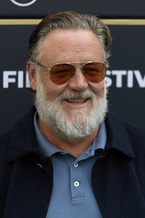 Russell_Crowe_on_the_Green_Carpet_at_the_2025_Zurich_Film_Festival_06_(cropped).jpg