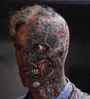 harvey-dent-aaron-eckhart.jpg
