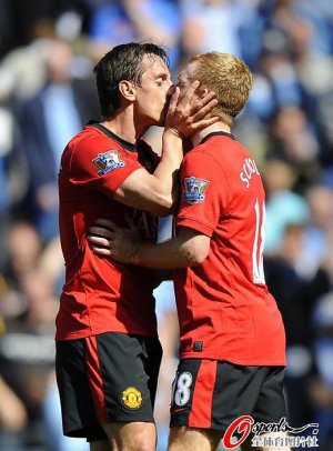 gary-neville-paul-scholes-20100417205544.jpg