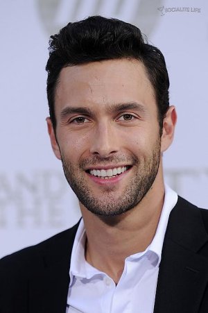 noah-mills-sex-city-premiere-nyc-photos-05262010-01.jpg