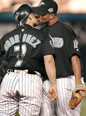 Baseball-Players-Kissing-2.jpg