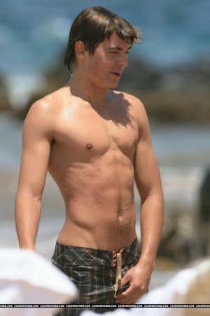 zac_efron-barebody_beach1.jpg
