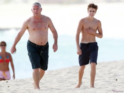 justin-bieber-shirtless-old-man-0109-11-900x675.jpg