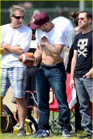 tumblr_mmevj2NHKS1qbjveuo2_1280 footballs jeans jub.jpg