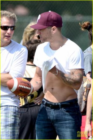 tumblr_mmevj2NHKS1qbjveuo1_1280 football jeans jub.jpg