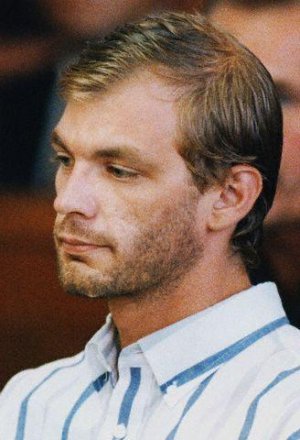 Jeffrey_Dahmer_in_tribunale.jpg Jeffrey_Dahmer_in_tribunale.jpg