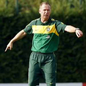 mano-menezes-comanda-treino-da-selecao-brasileira-em-barcelona-1283827701357_300x300.jpg