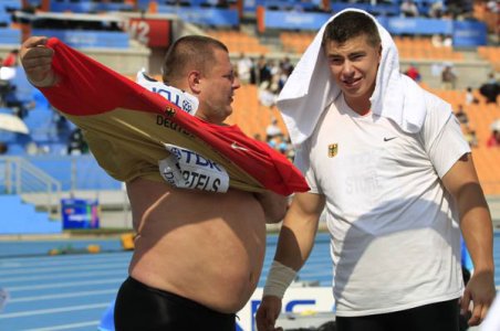 starke-maenner-unter-sich-ralf-bartels-li-und-david-storl-stehen-im-finale-der-kugelstosser-.jpg