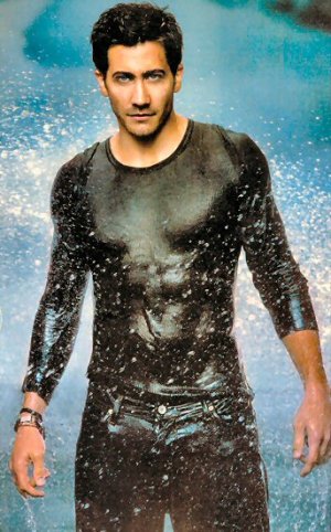 jake_gyllenhaal_wet2.jpg