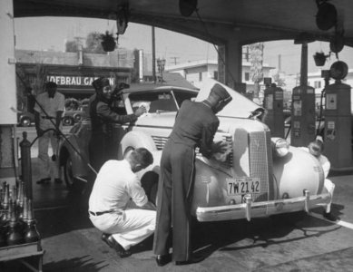 Retro-1940s-Full-Service-Gas-Station.jpg
