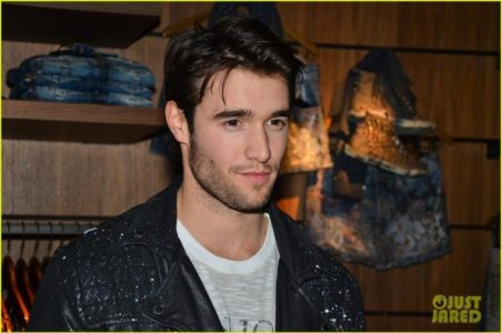 josh-bowman-shirtless-brazil-22_zps91179a30.jpg