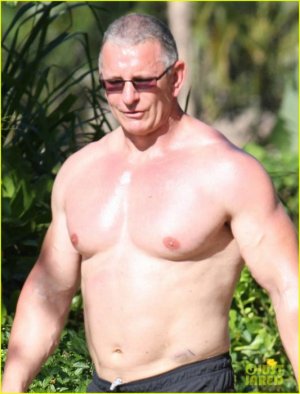 celebrity-chef-robert-irvine-goes-shirtless-in-hawaii-02.jpg