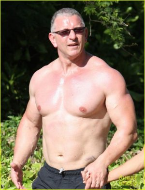 celebrity-chef-robert-irvine-goes-shirtless-in-hawaii-04.jpg