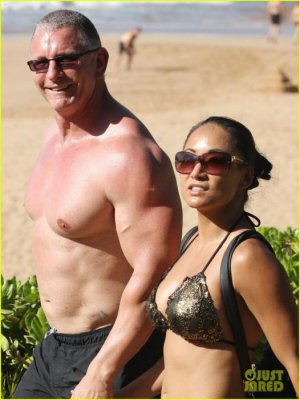 celebrity-chef-robert-irvine-goes-shirtless-in-hawaii-08.jpg