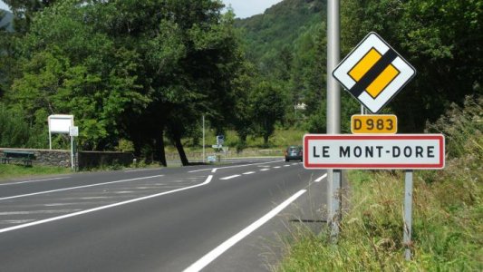 Le_Mont-Dore_D_983_vers_Centre.jpg