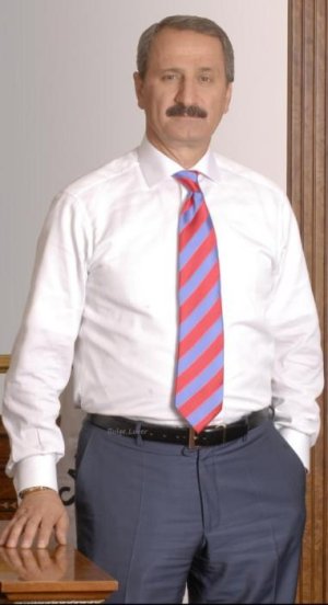 maduro bigote corbata 2.jpg