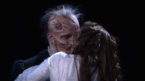Kiss-the-phantom-of-the-opera-30973712-500-281.gif