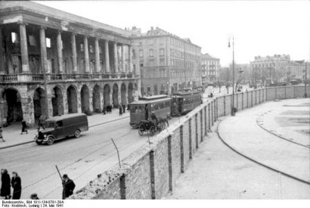 Bundesarchiv_Bild_101I-134-0791-29A,_Polen,_Ghetto_Warschau,_Ghettomauer.jpg