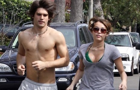 miley-cyrus-justin-gaston-running-01-620x400.jpg