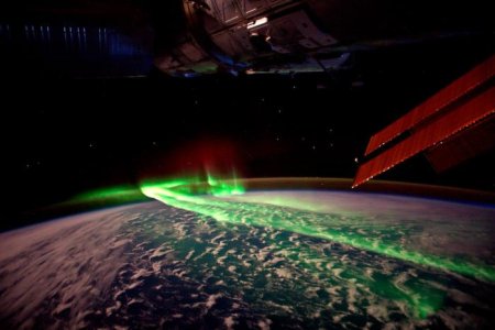 im5P9 aurora borealis from space.jpg