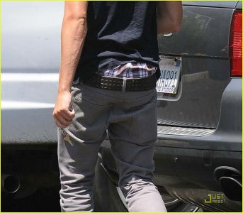 zac-efron-boxers-briefs-02.jpg