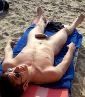 pic1_naked_men_sunbathing_at_the_beach_001.jpg