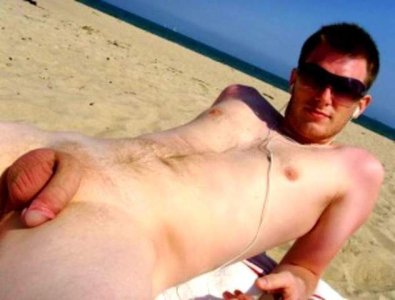 pic1_naked_men_sunbathing_on_the_beach_016.jpg