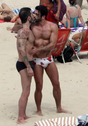 Marc-Jacobs-and-Harry-Louis-Sighting-in-Rio-02-512x730.jpg