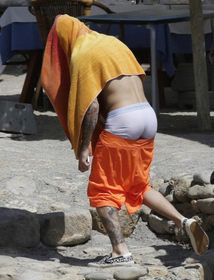 justin-bieber-ass-butt-culo-ibiza.png