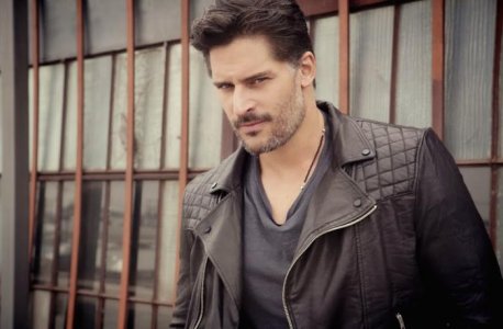 Joe_Manganiello_bello_01_04.jpg