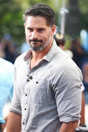 joe-manganiello-extra-05.jpg
