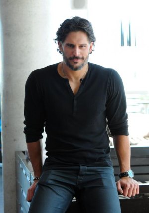 Joe-Manganiello-posed-photos-during-press-junket-Magic-Mike.jpg