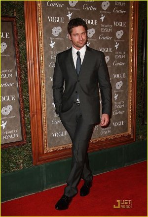 gerard-butler-art-of-elysium-2009-02.jpg