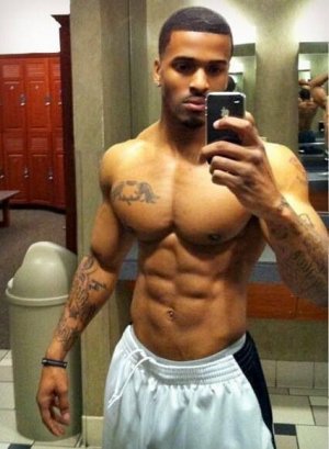 6749-hot-guy-selfie.jpg