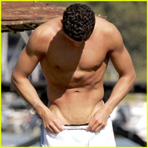 cristiano-ronaldo-shirtless1.jpg