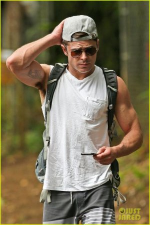 zac-efron-ripped-muscles-memorial-day-weekend-08.jpg