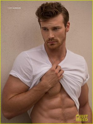 derek-theler-can-win-any-wet-t-shirt-contest-04.jpg