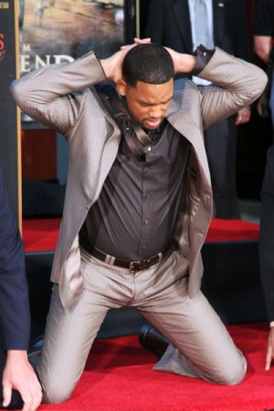 will_smith_kneel.jpg