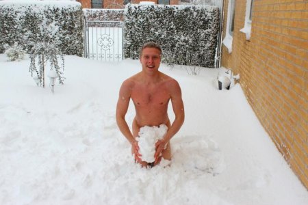 nakedmen-frombellebear.tumblr_shrinkage+behind+that+snowball.jpg
