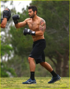 jesse-metcalfe-shirtless-park-workout-15.jpg