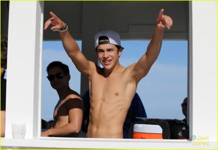 austin-mahone-shirtless-beachside-selfies-with-fans-17.jpg