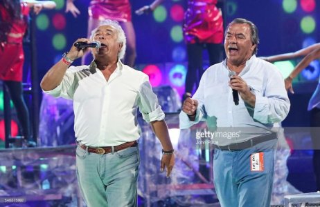 gente-de-zona-and-los-del-rio-perform-during-univisions-premios-1-picture-id546375992.jpg