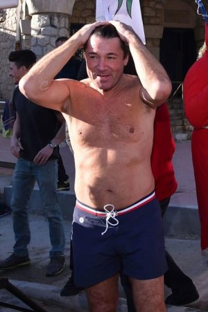 christian-estrosi-participe-traditionnel-bain-noel-ville-nice-decembre-2016.-l_width1024 (1).jpg