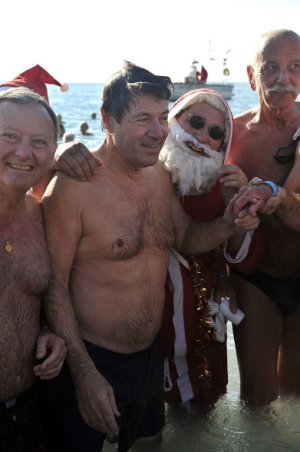 le-depute-maire-nice-christian-estrosi-participe-69eme-traditionnel-bain-noel-nice-15_width1024 .jpg