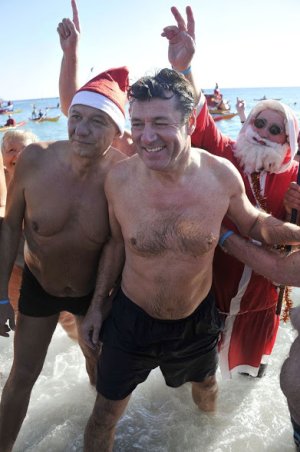 le-depute-maire-nice-christian-estrosi-participe-69eme-traditionnel-bain-noel-nice-15_width1024 .jpg