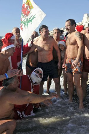 le-depute-maire-nice-christian-estrosi-participe-69eme-traditionnel-bain-noel-nice-15_width1024 .jpg
